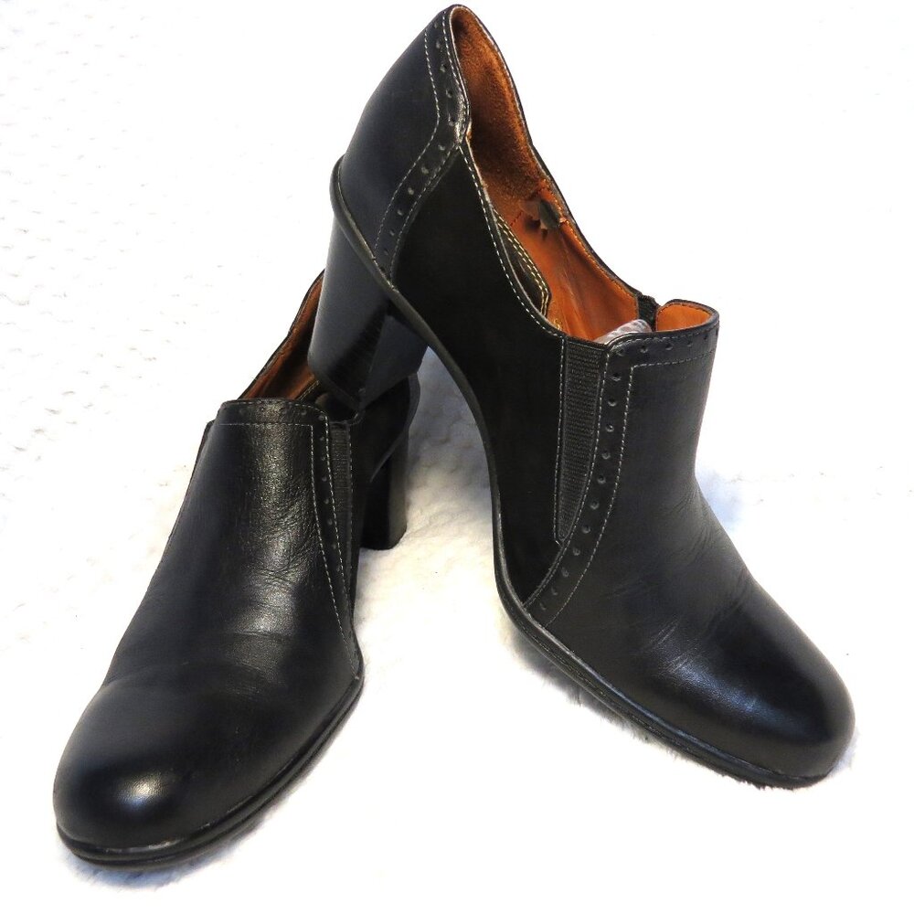 Naturalizer black heeled loafer size 8